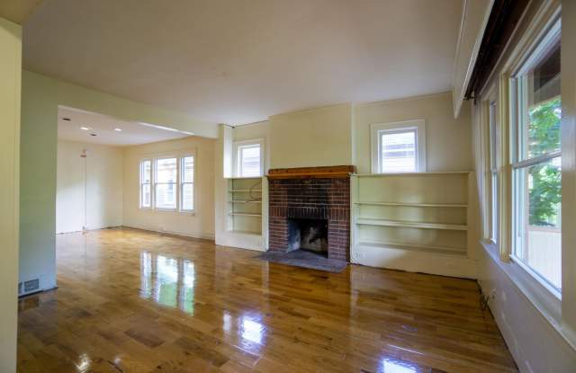 722 Euclid Avenue - AVAILABLE 8/1/27 -Spacious Duplex Close To Campus Gallery 4