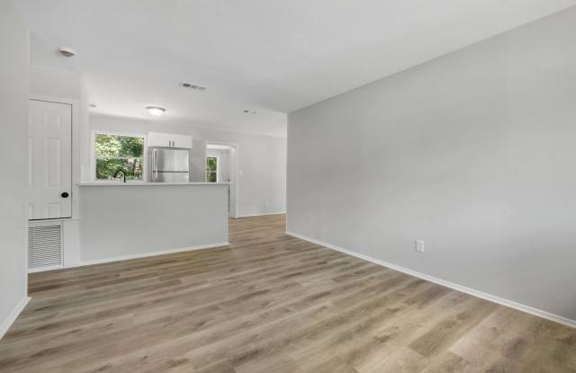 FULLY RENOVATED 4/2 House w/ Large Yard, Solid Floors, Stainless Appliances, Quartz Counters, & More! $1750/month Available NOW!! Gallery 4