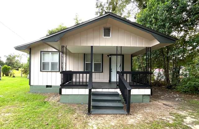 Adorable 2/1 in Marianna w/ Front Porch Gallery 1