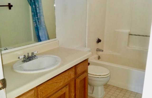 2 BEDROOM 1 BATH - UPSTAIRS UNIT Gallery 4