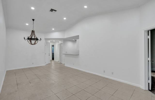 SPACIOUS 2 BED/2 BATH TOWNHOME WITH GARAGE IN GATED COMMUNITY – AVAILABLE NOW! Gallery 4