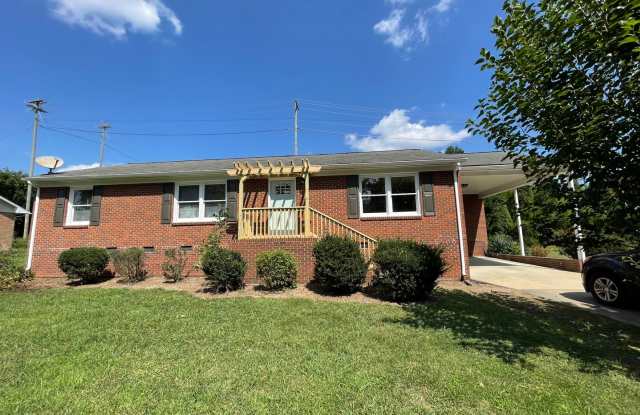Charming 3-bed, 2-Bath home convenient to Friendly Ave an 840 Gallery 3