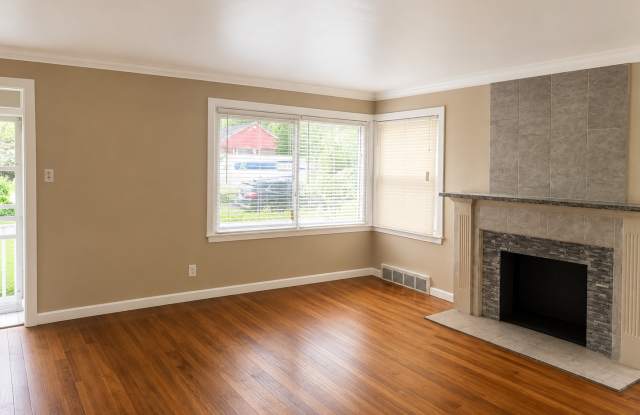 Upgraded Westside Bungalow Section 8 Accepted photos photos