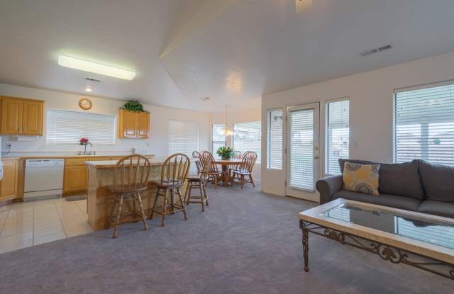 Fully Furnished - Amazing Golf Course Views - Community Pool! Gallery 3