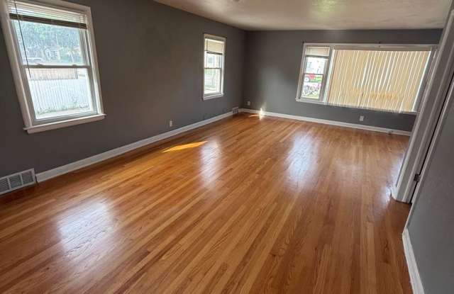5284 N Teutonia Ave photos photos