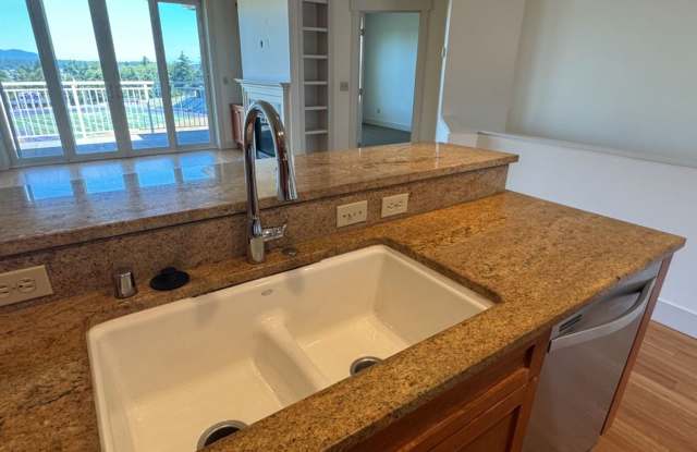End Unit, 3 Bed, 2.5 Bath PLUS Bonus Room, Anacortes Gallery 4