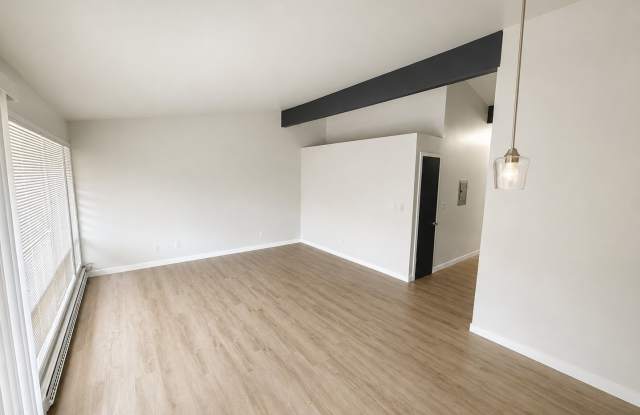 FREE FIRST MONTH! UPDATED 1BR + PRIVATE BALCONY NEAR GREEN LAKE – $1,325 Gallery 2