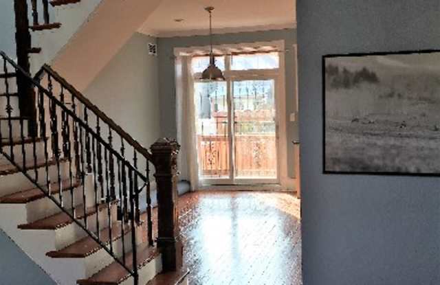 1225 Linden Place NE Gallery 2