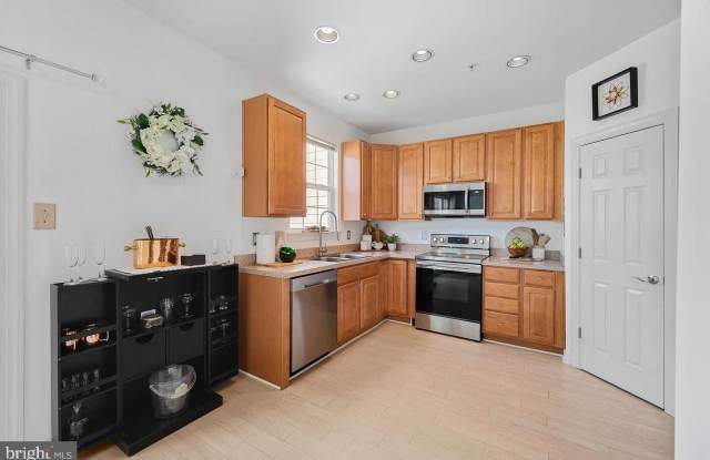 17405 N VILLAGE MAIN BOULEVARD Gallery 3