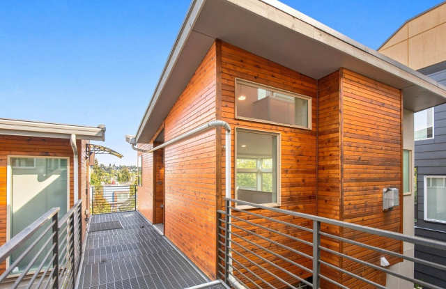 Charming 3 bed 2.5 bath home in Beacon Hill Gallery 1