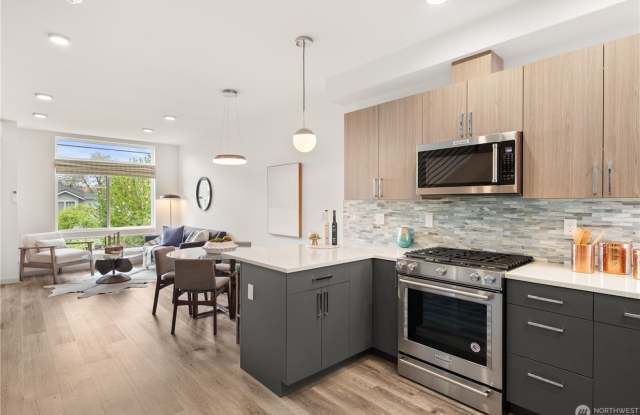 3 Bedroom Modern Ballard Living with Rooftop Views, A/C & Premium Finishes Gallery 3