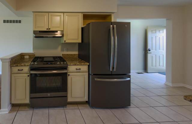 Move-In Ready Ranch Condo with Basement & Prime Location Gallery 3