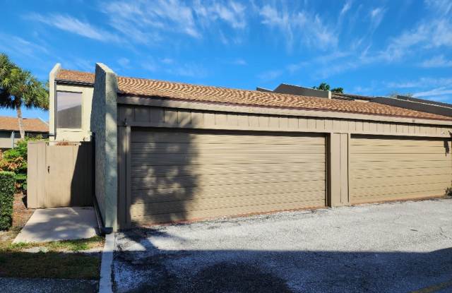 Gorgeous 3-Bedroom, 2.5-Bathroom Townhome in Winter Haven - 2500 21st Street Northwest, Winter Haven, FL 33881