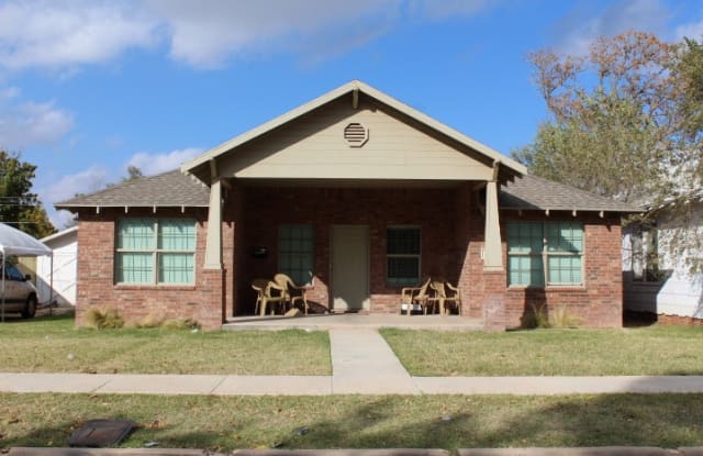 2004 16th St - 2004 16th Street, Lubbock, TX 79401