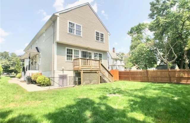 182 Lincoln Avenue Gallery 2