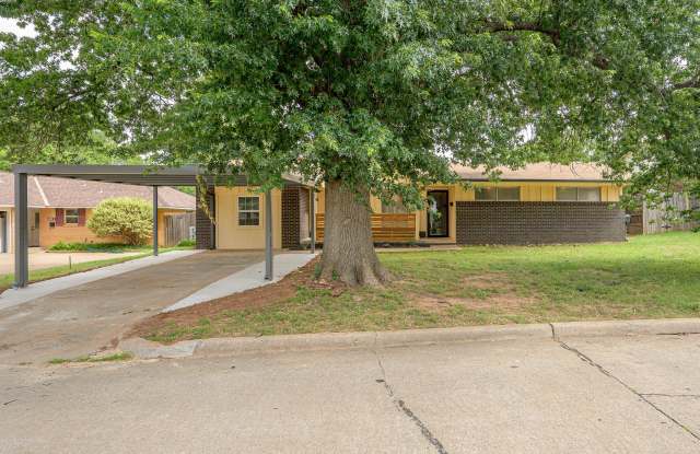 1021 West Woodcrest Drive Gallery 1