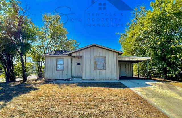 Charming 2 bedroom, 1 bath home with carport and spacious back yard! Gallery 1