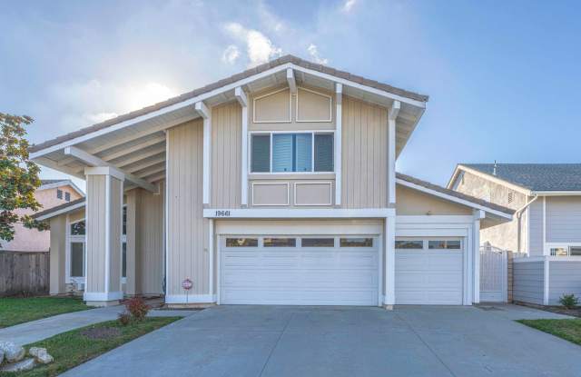 Conveniently located LARGE SINGLE FAMILY HOME in Huntington Beach - 19661 Ditmar Lane, Huntington Beach, CA 92646