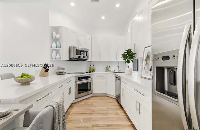 1290 Seagrape Cir Gallery 1