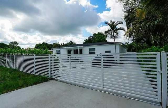270 NW 149th St - 270 Northwest 149th Street, Golden Glades, FL 33168