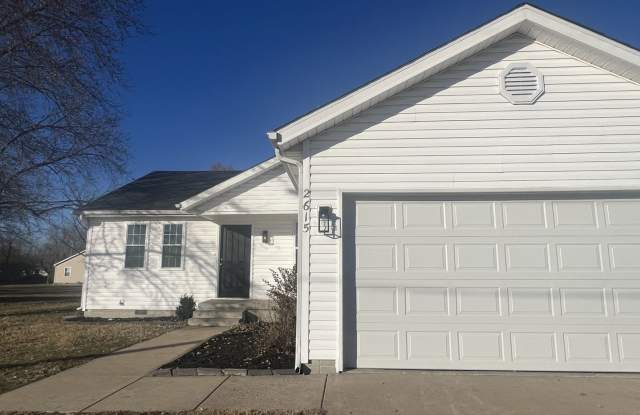 Beautiful newly Renovated 3 Bedroom / 2 bathroom house located in Joplin! - 2615 East 6th Street, Joplin, MO 64801