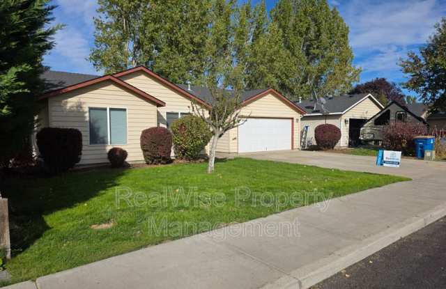 737 NE Nickernut Ave - 737 Northeast Nickernut Avenue, Redmond, OR 97756