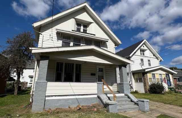Four bedroom one bathroom home for rent - 367 East Glenwood Avenue, Akron, OH 44310