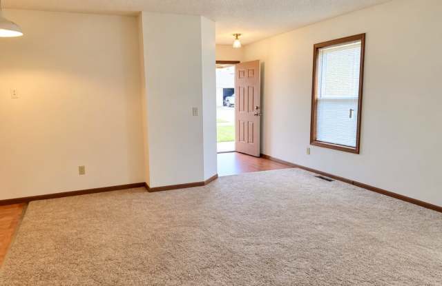 Great 3 Bed 2 Bath 2 Car Garage Flat Duplex- Pets ok! Gallery 2