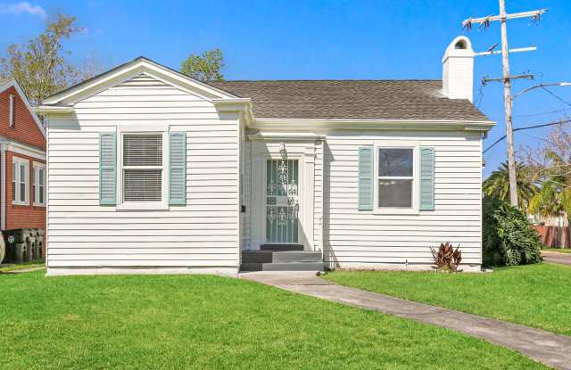 New Price! Great 3 Bd in Gentilly! Offstreet Parking on Large Lot! Must See! photos photos