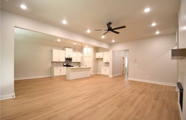 3806 SW Pinecrest Drive Gallery 4
