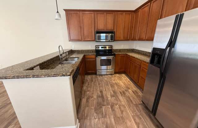 ORLANDO: 3 Bed/2.5 bath, 2 Story Townhome in Golden Heights! Gallery 4
