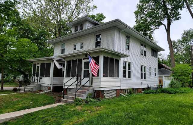 Well Care for Century Home Within Walking Distance to U of I, Downtown,  Multiple Parks photos photos