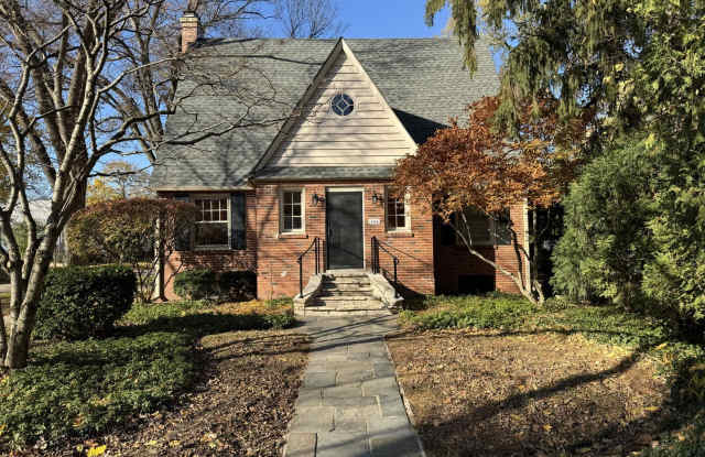 366 E Wisconsin Avenue - 366 East Wisconsin Avenue, Lake Forest, IL 60045