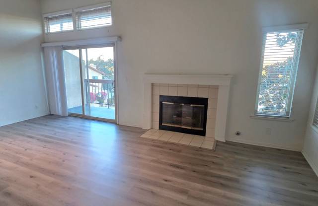 Thousand Oaks Town Home with Amazing Views Including a Two Car Garage Gallery 3