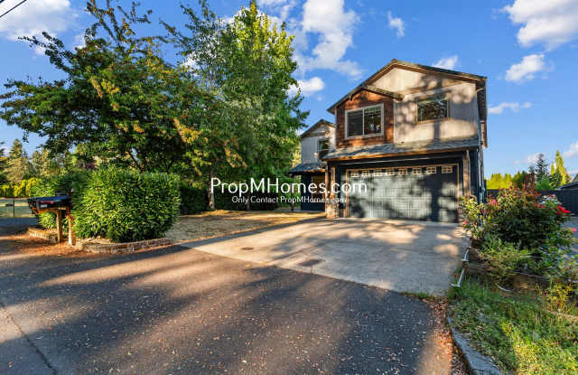 Spacious 5BR Hillsboro Home - Vaulted Ceilings, Fenced Yard & 2-Car Garage Gallery 3