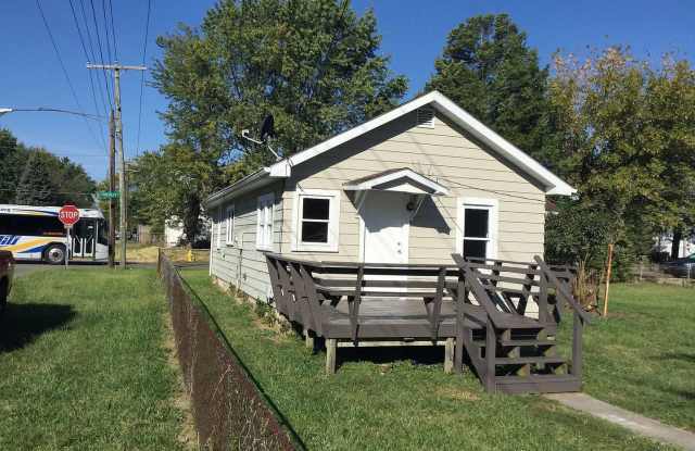 Cozy 2 Bedroom and 1 Bath Home w/ Garage photos photos