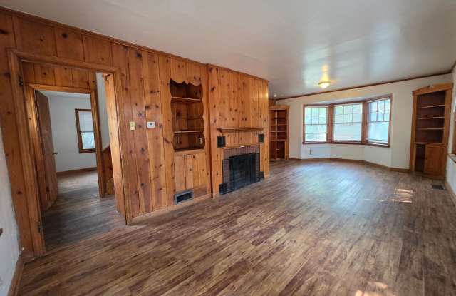 3 bed, 2 bath Two Story House in Goss/Grove. Close to campus. Gallery 4