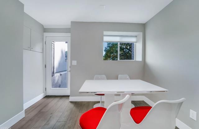 Bright and Spacious 3br/2ba with Yard Gallery 2