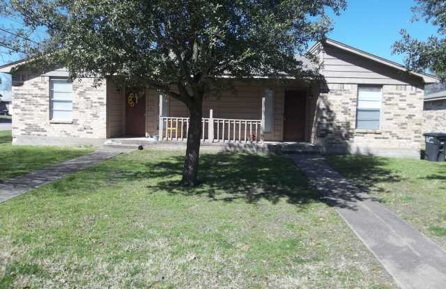 College Station - 2 bedroom - 1.5 bath - Fenced in back yard. Close to University Dr. E. photos photos