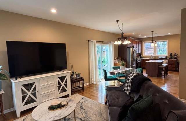 1300 Bobolink Road Gallery 3