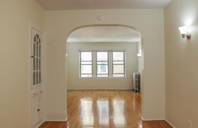 1633 W Lunt Gallery 3