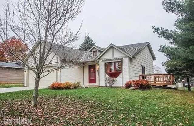 5695 Deer Trail W - 5695 Deer Trail West, Shoreview, MN 55126