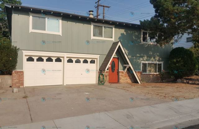 Perfect home in Reno with 2 car garage, back yard and large driveway!! - 565 Northstar Drive, Reno, NV 89503