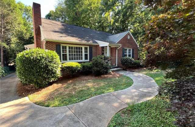 2016 Colonial Place - 2016 Colonial Place, Winston-Salem, NC 27104