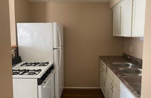 Large 2 Bedroom Townhouse with Basement Gallery 3