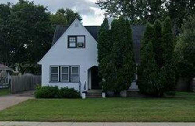 5 bedroom, 2 bathroom - Close to Campus, Off Street Parking, Spacious Home Gallery 1