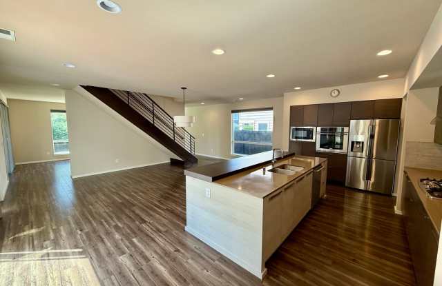 Stylish 4-Bed, 4-Bath Luxury Home Gallery 3