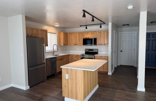 Fully Updated 3-Bedroom Townhome in River Rock Gallery 4