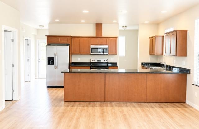 Spacious 7 Bedroom, 2 Bathroom Home with Modern Finishes Located in the York Neighborhood!!! photos photos