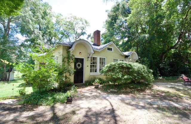 Charming 2-Bedroom Duplex in Prime Auburn Location – $1,200 Available August! - 531 Wrights Mill Road, Auburn, AL 36830